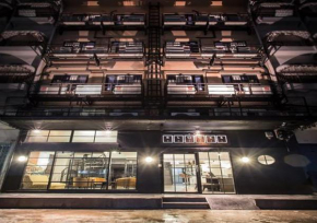 Гостиница Jellybean The Blocks Hostel Sukhumvit 10  Бангкок